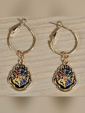 WARNER BROS HARRY POTTER HOGWARTS GOLD TONE DANGLE HOOP EARRINGS